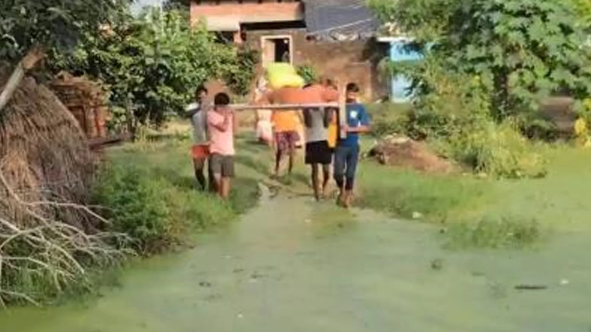 पीलीभीत : जलभराव से होकर चारपाई पर लेटाकर मरीज ले गए परिजन