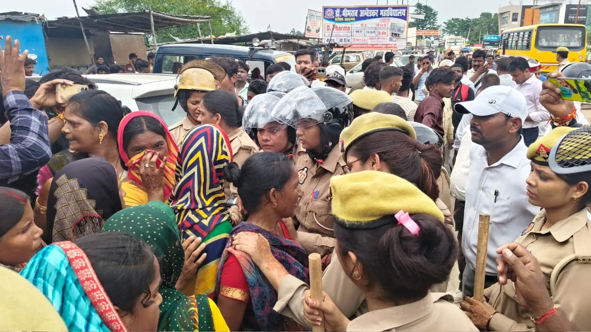 लखीमपुर खीरी : हिंदू महापंचायत में बवाल...पुलिस-कार्यकर्ताओं में धक्का-मुक्की, हंगामा