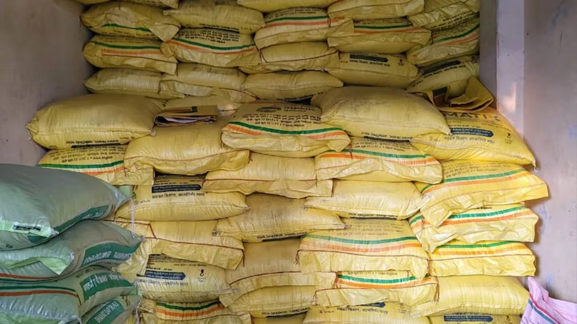 पीलीभीत: अब खाद के रिटेल विक्रेताओं के स्टाक में गड़बड़ी, अधिक यूरिया बिक्री भी पकड़ी...09 के लाइसेंस निरस्त