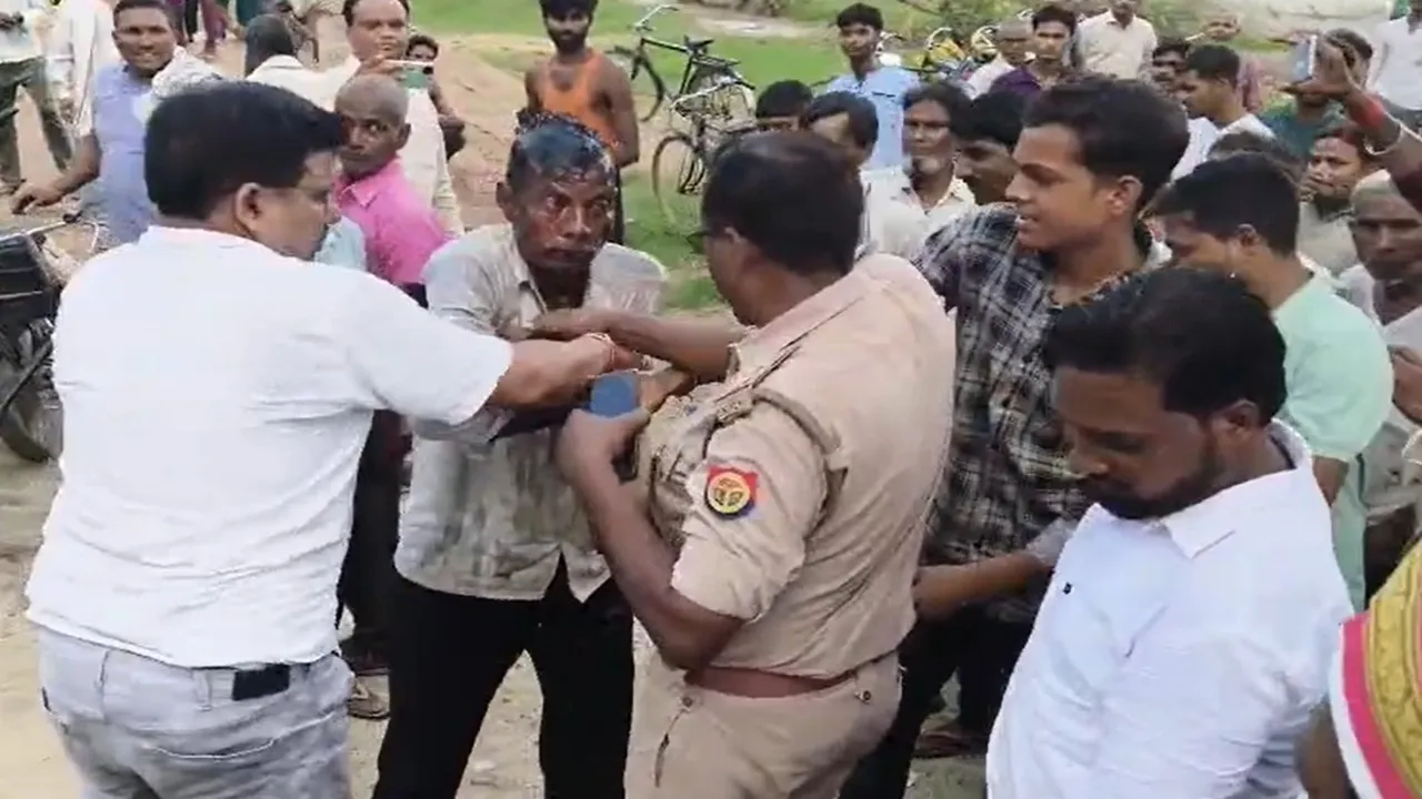 बाराबंकी: खाद की किल्लत से भड़के किसान, आत्मदाह का प्रयास