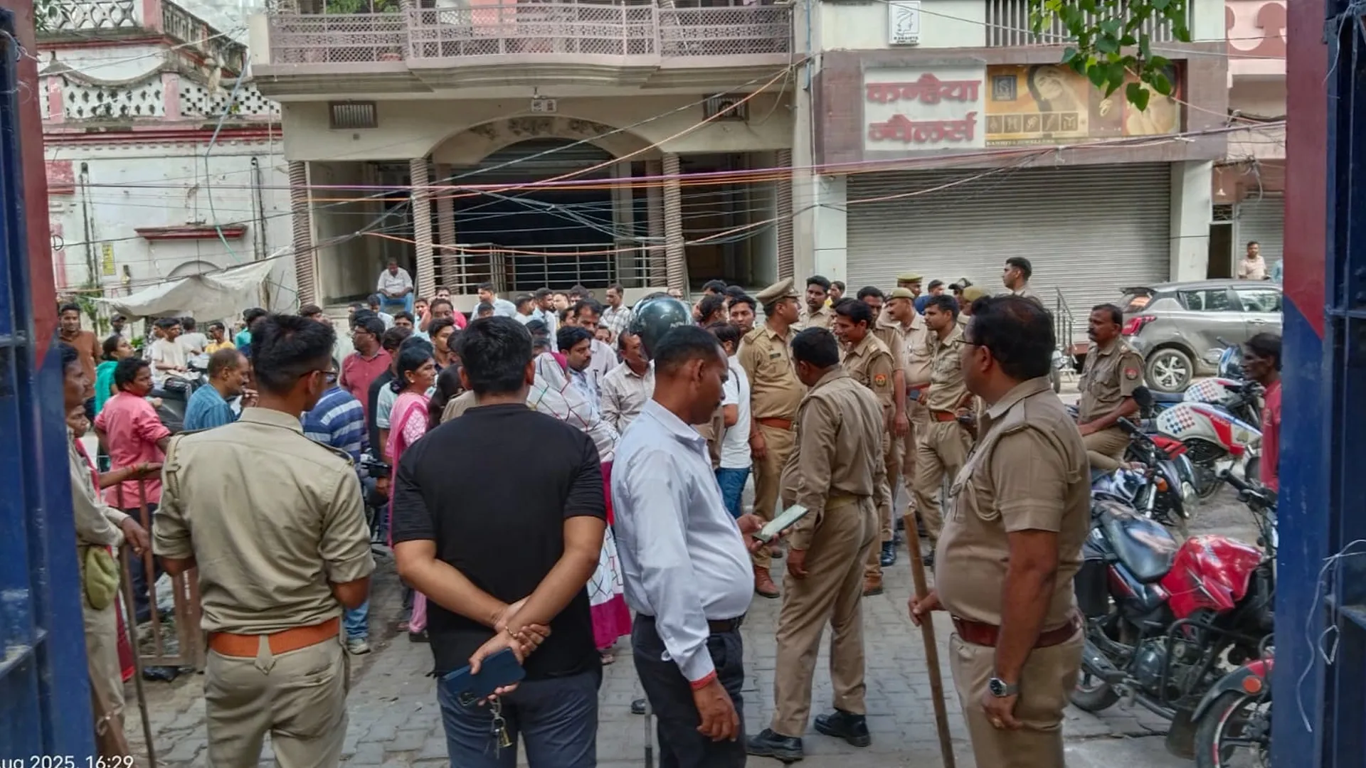 लखीमपुर खीरी : लव जिहाद प्रकरण: पुलिस की लापरवाही से भड़का बवाल, कोतवाली का घंटों घेराव