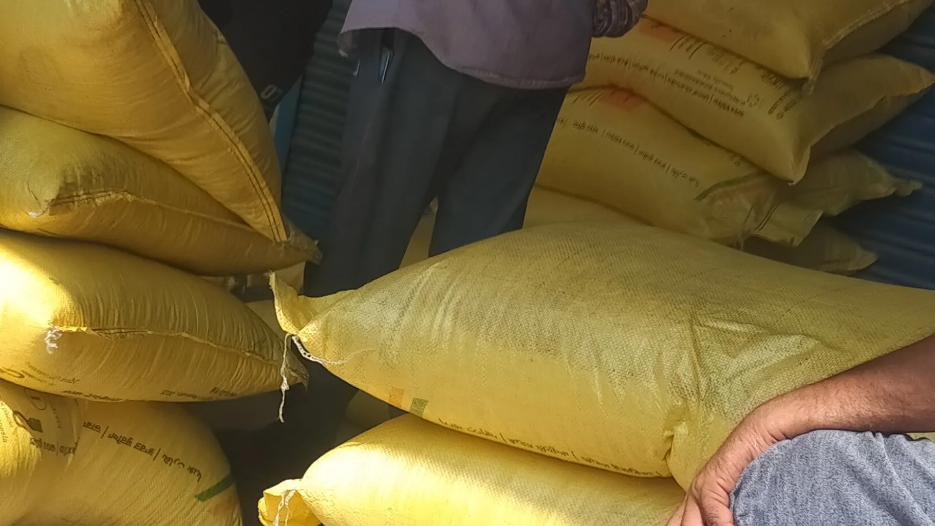 शाहजहांपुर : मदनापुर में अवैध उर्वरक कारोबार का भंडाफोड़