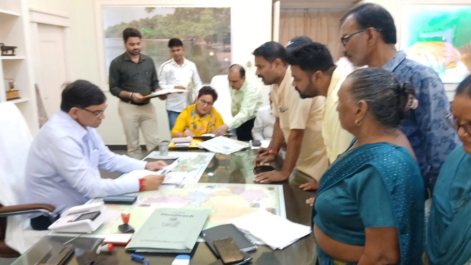 पीलीभीत: नगर पालिका की रार...14 सभासदों ने डीएम से की मुलाकात, कई मुद्दों पर सीधी बात
