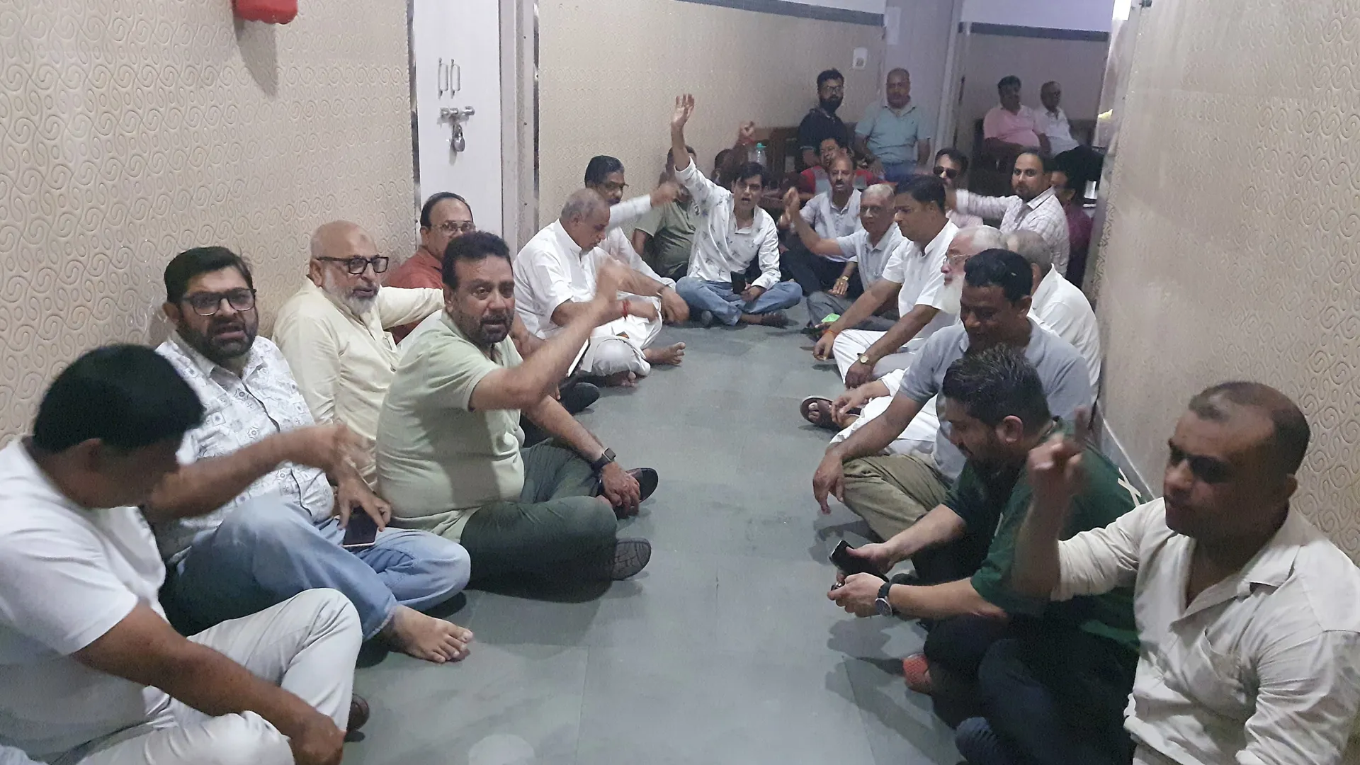 रामपुर : टैक्स वृद्धि को लेकर व्यापारियों का पालिका को घेरा