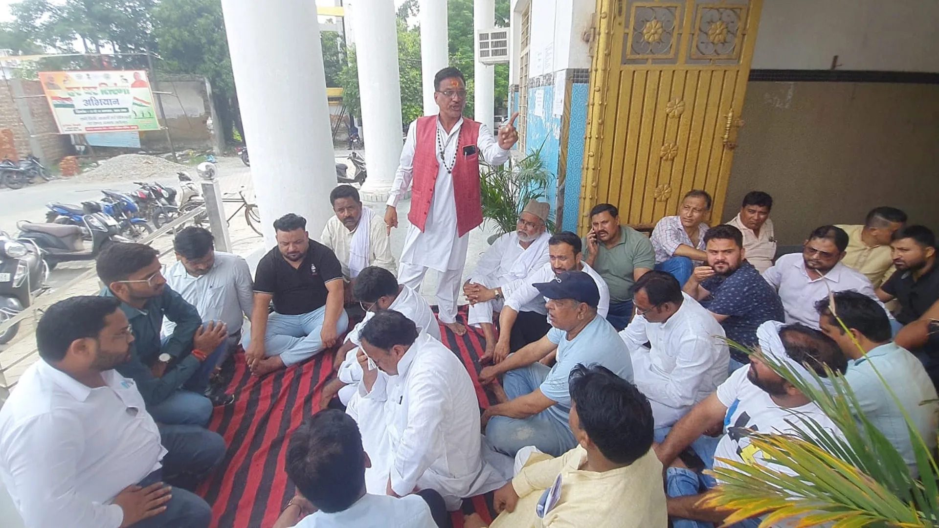 रामपुर : नगर पालिका परिसर में 28 सभासदों का बेमियादी धरना शुरू