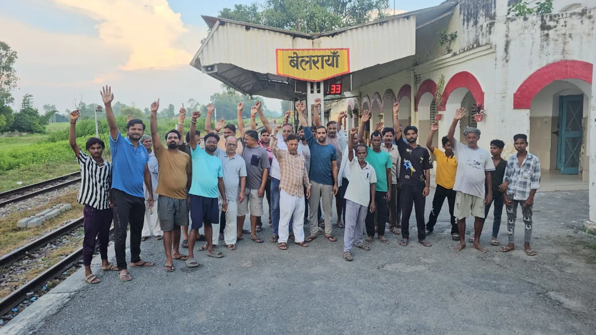 लखीमपुर खीरी : ट्रेन संचालन शुरू न होने से भड़के लोग बेलरायां और पलिया में प्रदर्शन