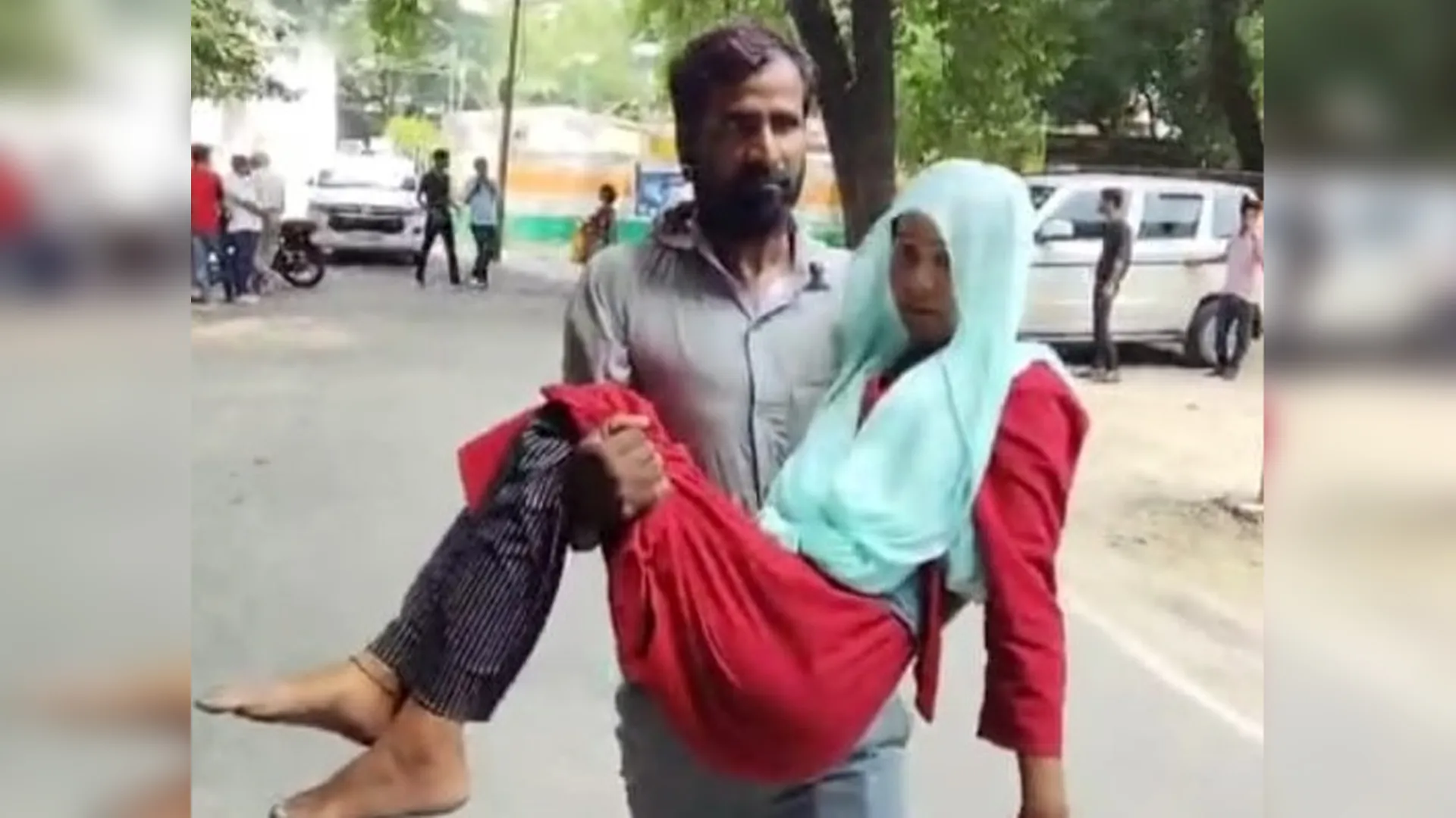 लखीमपुर खीरी : डिलीवरी के साथ बिना बताए बच्चेदानी निकाल दी, महिला की हालत गंभीर