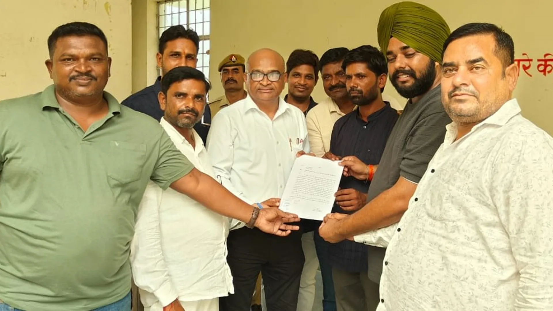 लखीमपुर खीरी : गौशाला में अराजक तत्वों के प्रवेश पर रोक लगाने की मांग