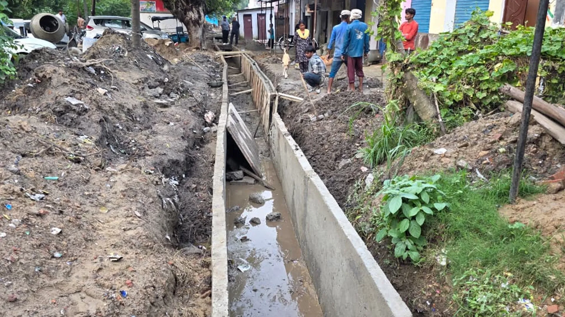 पीलीभीत: एक और निर्माणाधीन नाले ने कराई फजीहत, एक तरफ का हिस्सा गिरा...