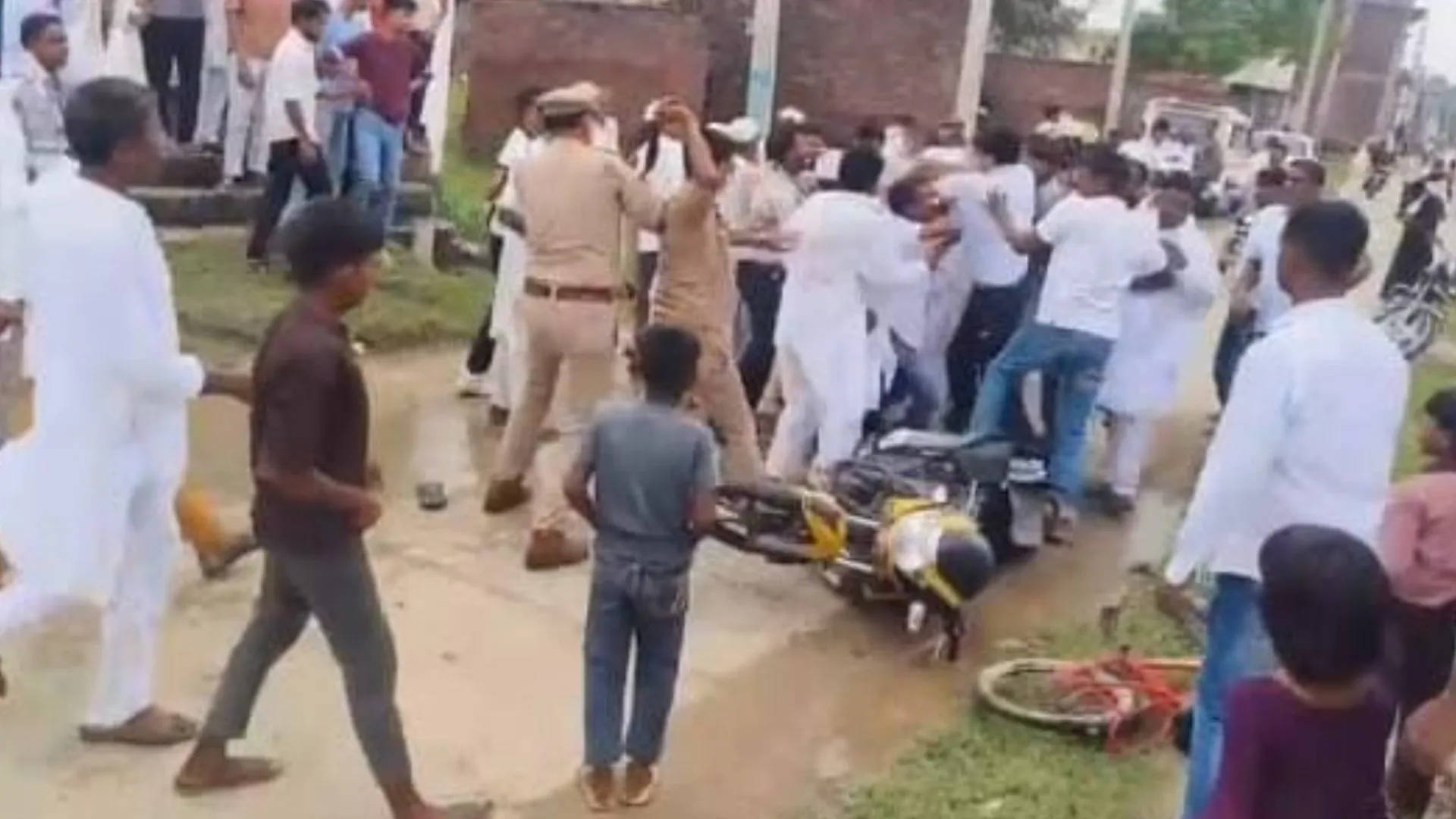 रामपुर : विकास कार्यों की जांच के दौरान बवाल, पुलिसकर्मी सहित 7 घायल