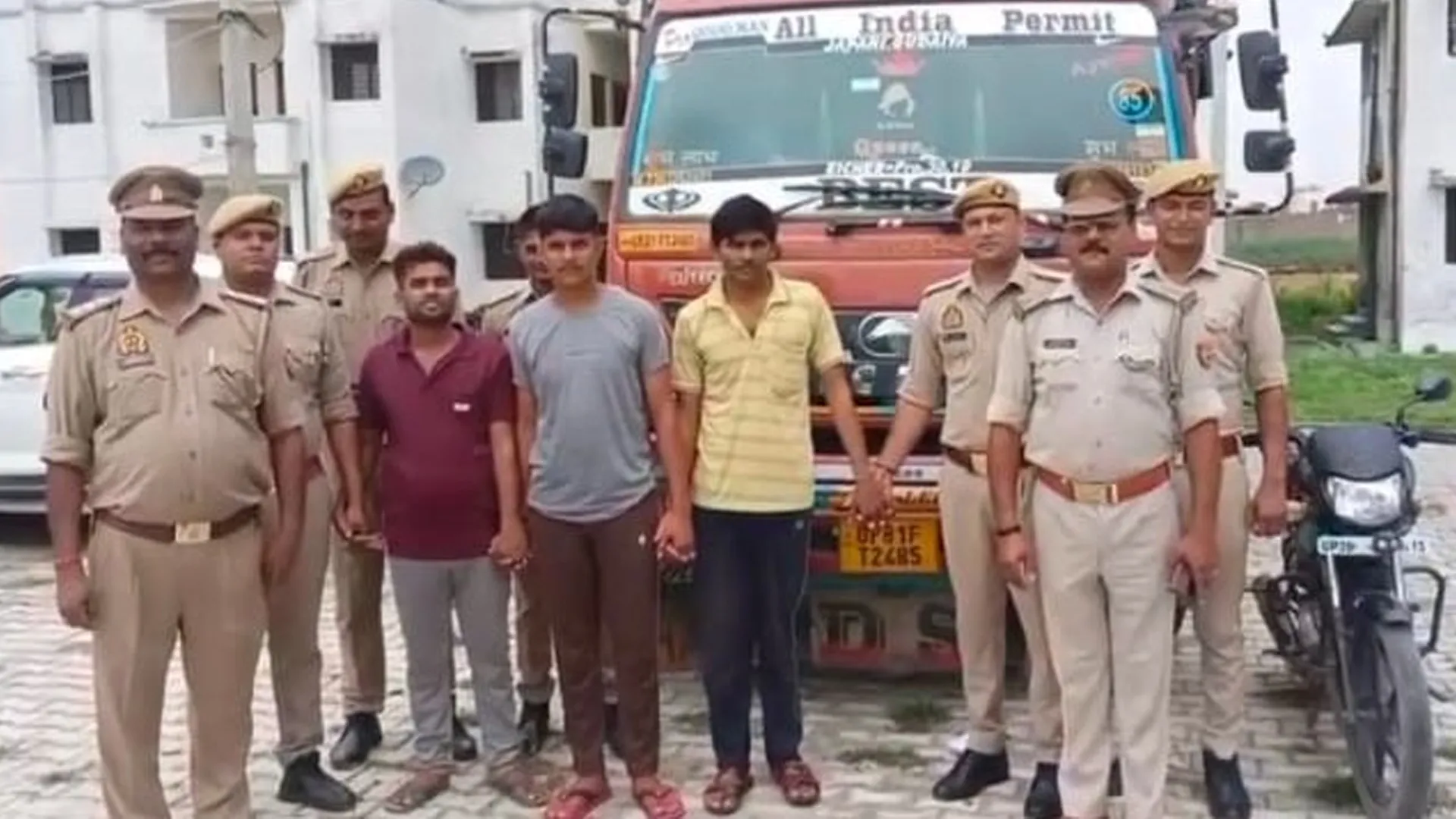 बदायूं : कंटेनर से दबाकर हुई थी युवक की हत्या, तीन आरोपी गिरफ्तार