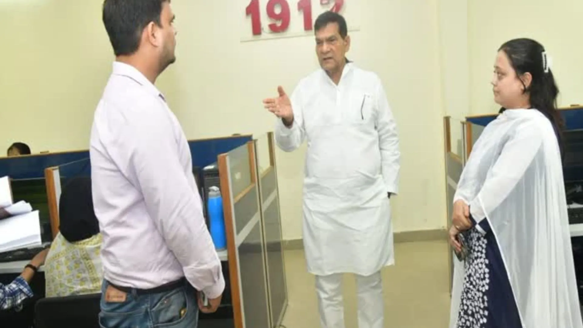 यूपी के बहराइच में ऊर्जा मंत्री की बड़ी कार्रवाई, उपभोक्ता की शिकायत पर भ्रष्ट लाइनमैन को किया बर्खास्त