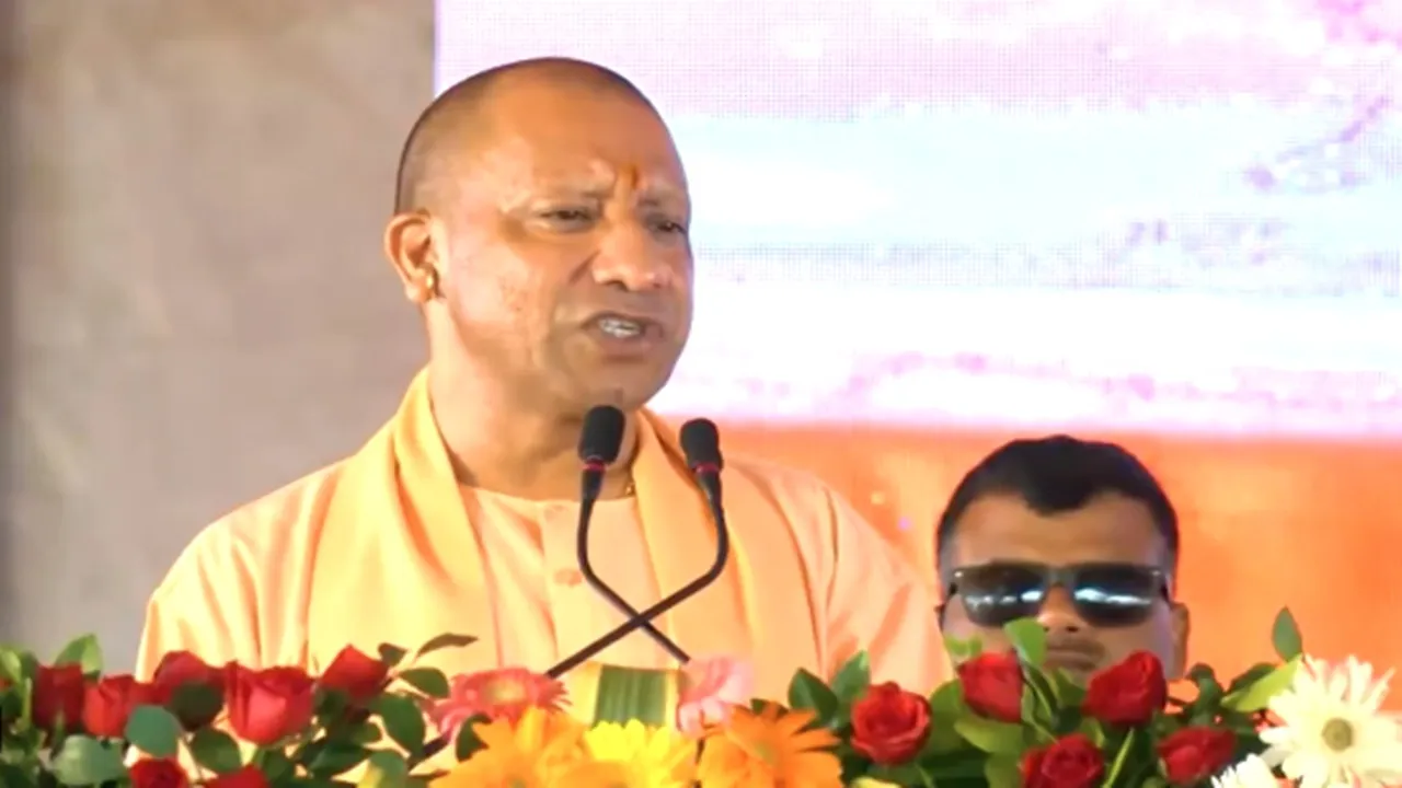  सीएम योगी ने अलीगढ़ में 186 विकास परियोजनाओं का किया लोकार्पण और शिलान्यास, कहा- स्वदेशी को बनाएं अपने जीवन का हिस्सा 
