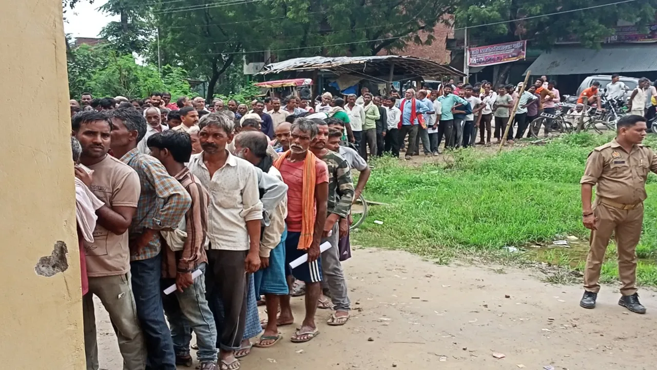 बाराबंकी: बारिश में बढ़ी यूरिया की मांग, समितियों पर हाहाकार, पुलिस की निगरानी में हुआ वितरण