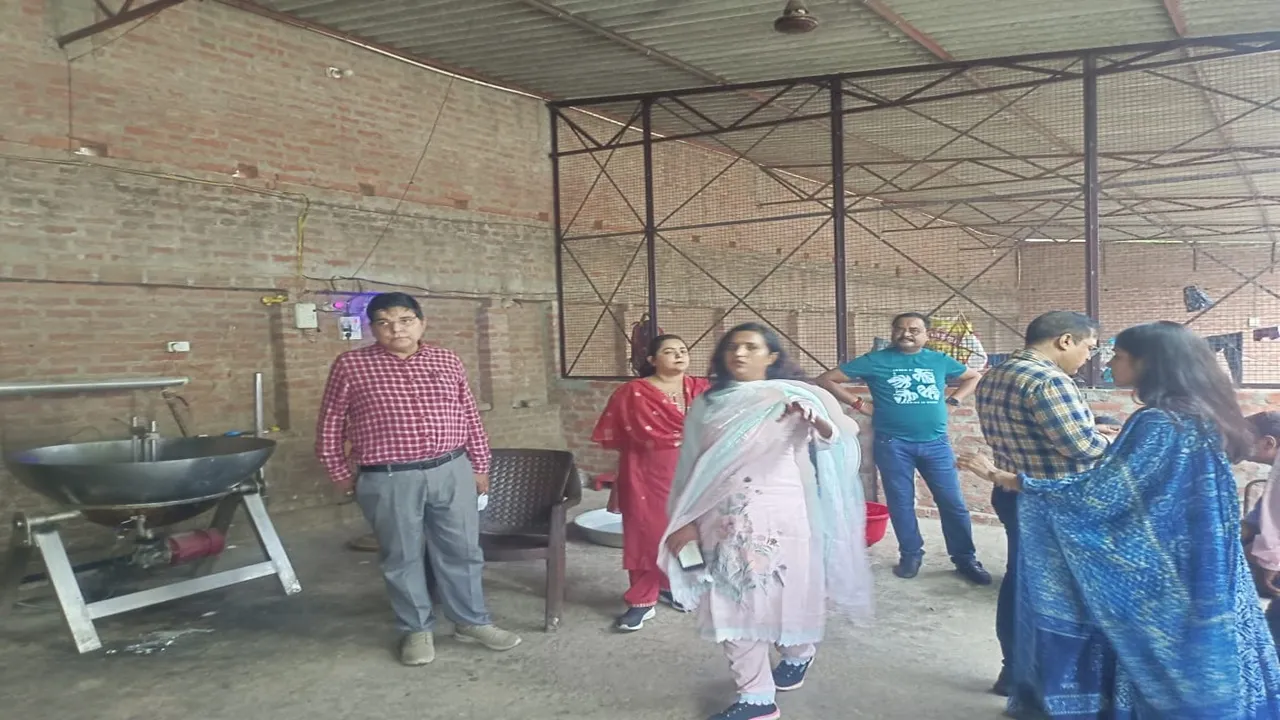 बाराबंकी: रक्षाबंधन से पहले खाद्य विभाग की बड़ी कार्रवाई, खोया फैक्ट्री को किया सील, एफआईआर दर्ज