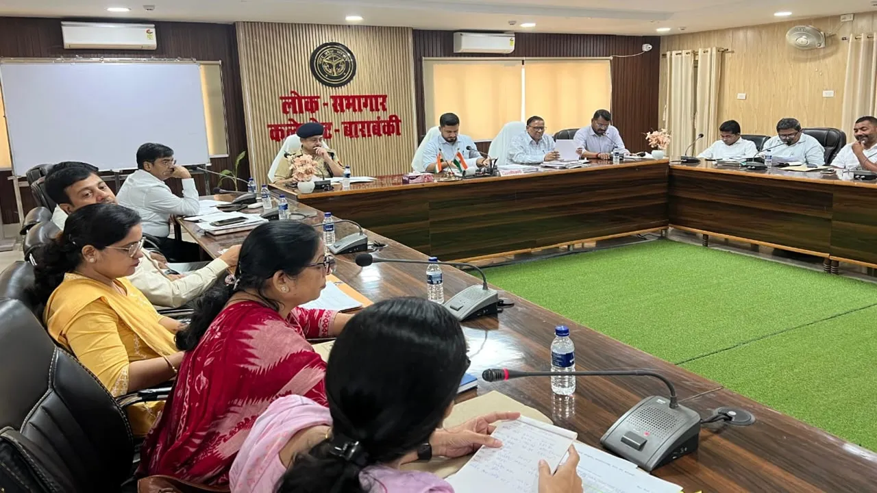बाराबंकी: लापरवाह अधिकारियों को नोटिस, वेतन भी रोका गया, राजस्व वसूली और प्रवर्तन कार्यों की समीक्षा बैठक में डीएम सख्त