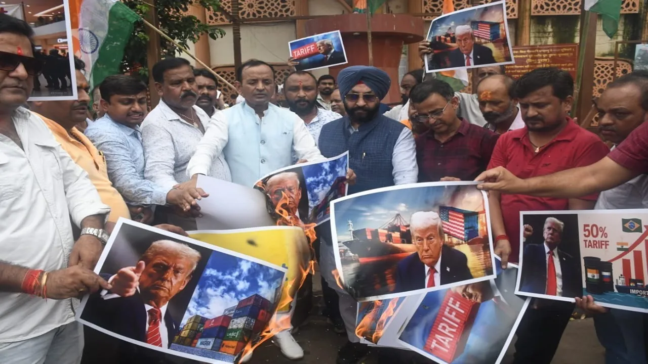 कानपुर: टैरिफ के विरोध में व्यापारियों ने जलाया ट्रंप का पोस्टर, लोगों से की यह अपील