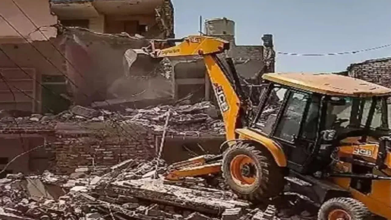 UP सरकार पर बड़ी कार्रवाई: नेपाल से सटे 7 जिलों में जमकर गरजा का बुलडोजर, 130 अवैध निर्माण को किया ध्वस्त, 223 को नोटिस