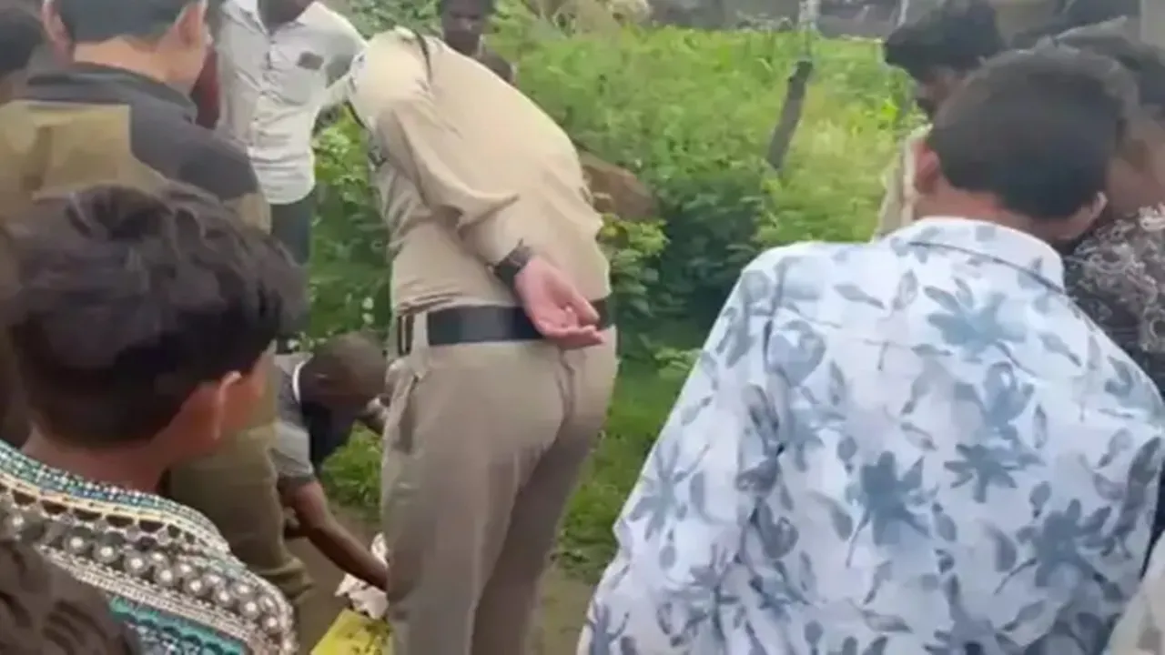  शर्मनाक: पिता बना हैवान... नाबालिग बेटी से रेप कर किया गर्भवती, पैदा हुई बच्ची तो झाड़ियों में फेंका