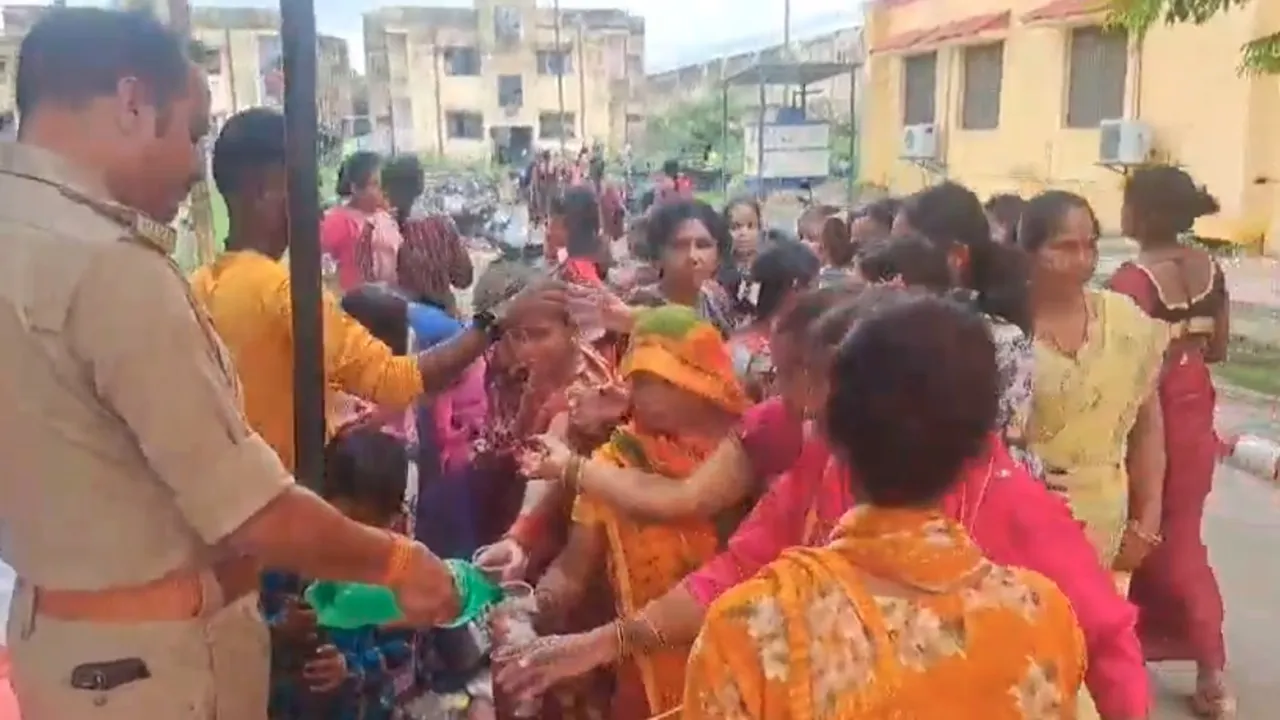 लखनऊ: जेल में राखी बांधने पहुंचीं बहनें, तो भाइयों के खिल उठे चेहरे
