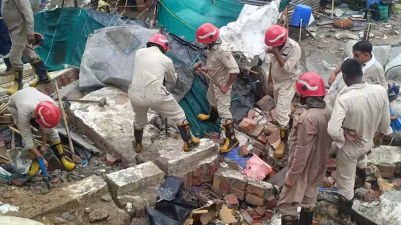 दिल्ली के जैतपुर में बड़ा हादसा : बारिश के चलते गिरी 100 फुट लंबी दीवार, दो बच्चियों समेत 7 लोगों की मौत
