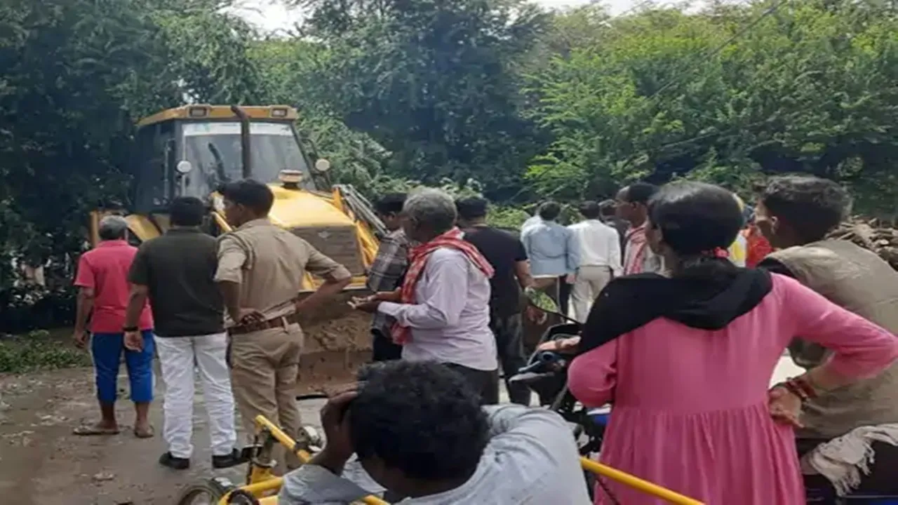 देवरिया में पुराने पेड़ गिरने से बाइक सवार पिता-पुत्र की मौत, पत्नी और दो बेटियां घायल