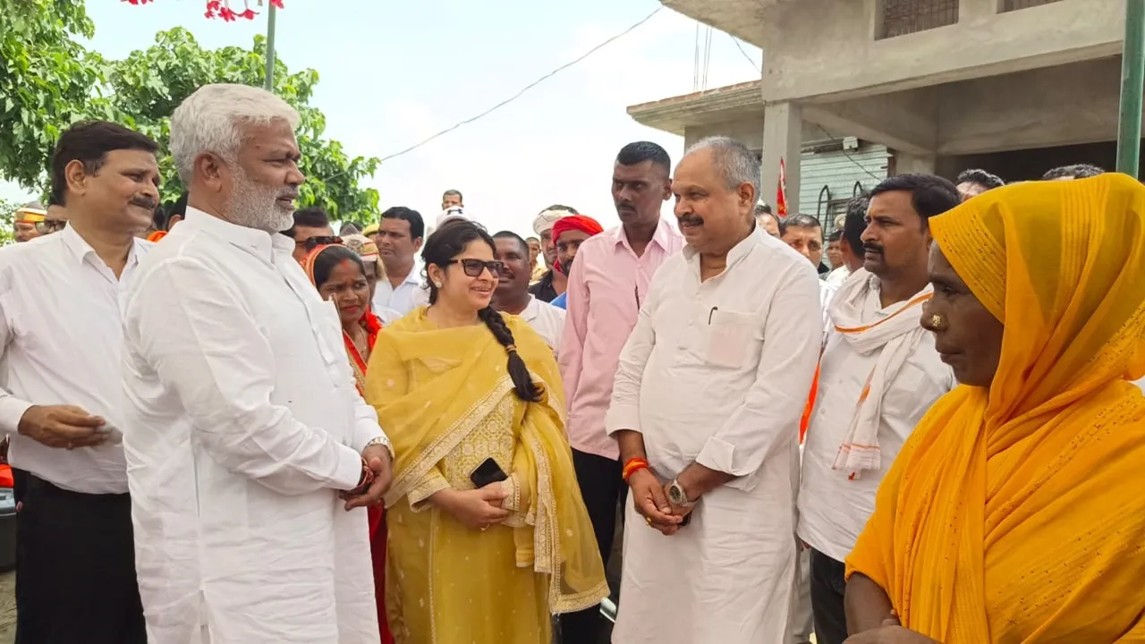 गोंडा: मंत्री स्वतंत्र देव सिंह ने बाढ़ क्षेत्र का किया निरीक्षण, 500 लोगों को बांटी राहत सामग्री