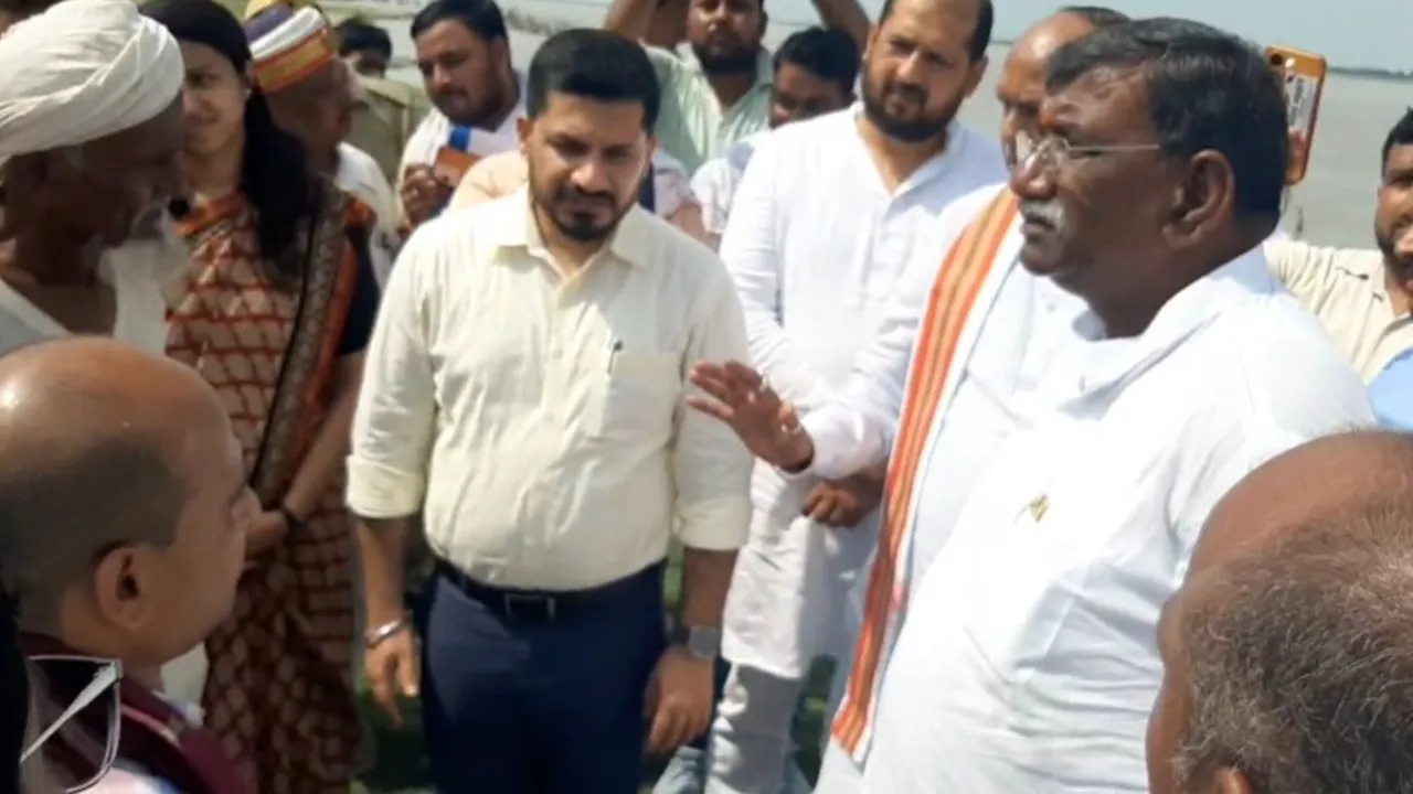 बाराबंकी: बाढ़ पीड़ितों ने प्रभारी मंत्री को याद दिलाया उनका वादा, कहा- केवल आवास पट्टे मिले, भूमि आज तक नहीं मिली