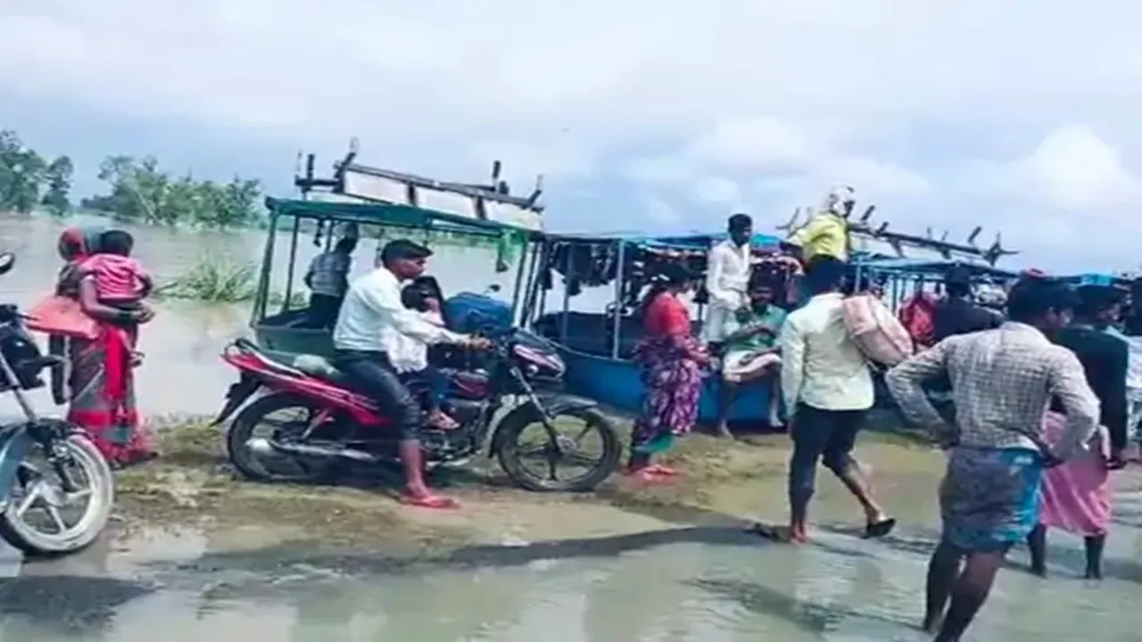 फर्रुखाबाद: गंगा खतरे के निशान से ऊपर, 42 गांव बाढ़ से प्रभावित, कई जगह कमर तक पानी