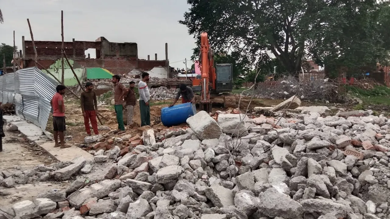 बाराबंकी: महादेवा कॉरिडोर के लिये ध्वस्तीकरण कार्य तेज, मकानों पर चला बुलडोजर