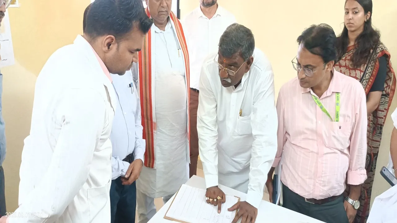 बाराबंकी: स्वास्थ्य सेवाओं में नहीं चलेगी लापरवाही, महादेवा स्वास्थ्य केंद्र का निरीक्षण कर बोले मंत्री