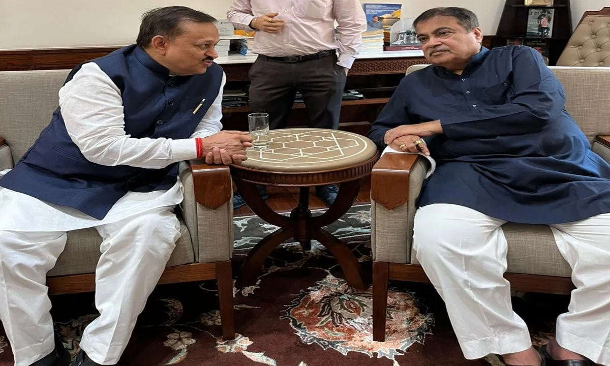 कानपुर: एलिवेटेड ट्रैक का निर्माण इसी वर्ष शुरू कर दिया जाएगा, मंत्री नितिन गडकरी से सांसद रमेश अवस्थी ने की मुलाकात