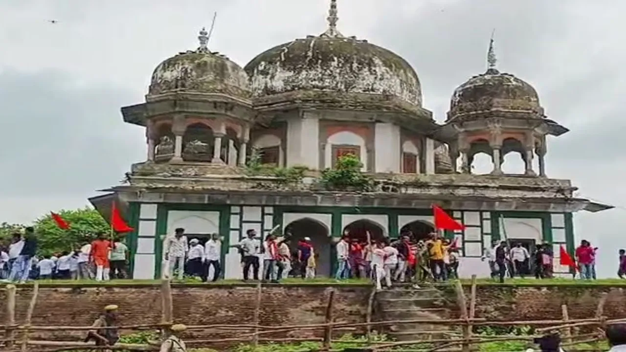 फतेहपुर विवाद: मकबरे के एक किलोमीटर के दायरे में सभी सड़कें बंद, पुलिस ने बढ़ाई सुरक्षा, ड्रोन से कर रही निगरानी 