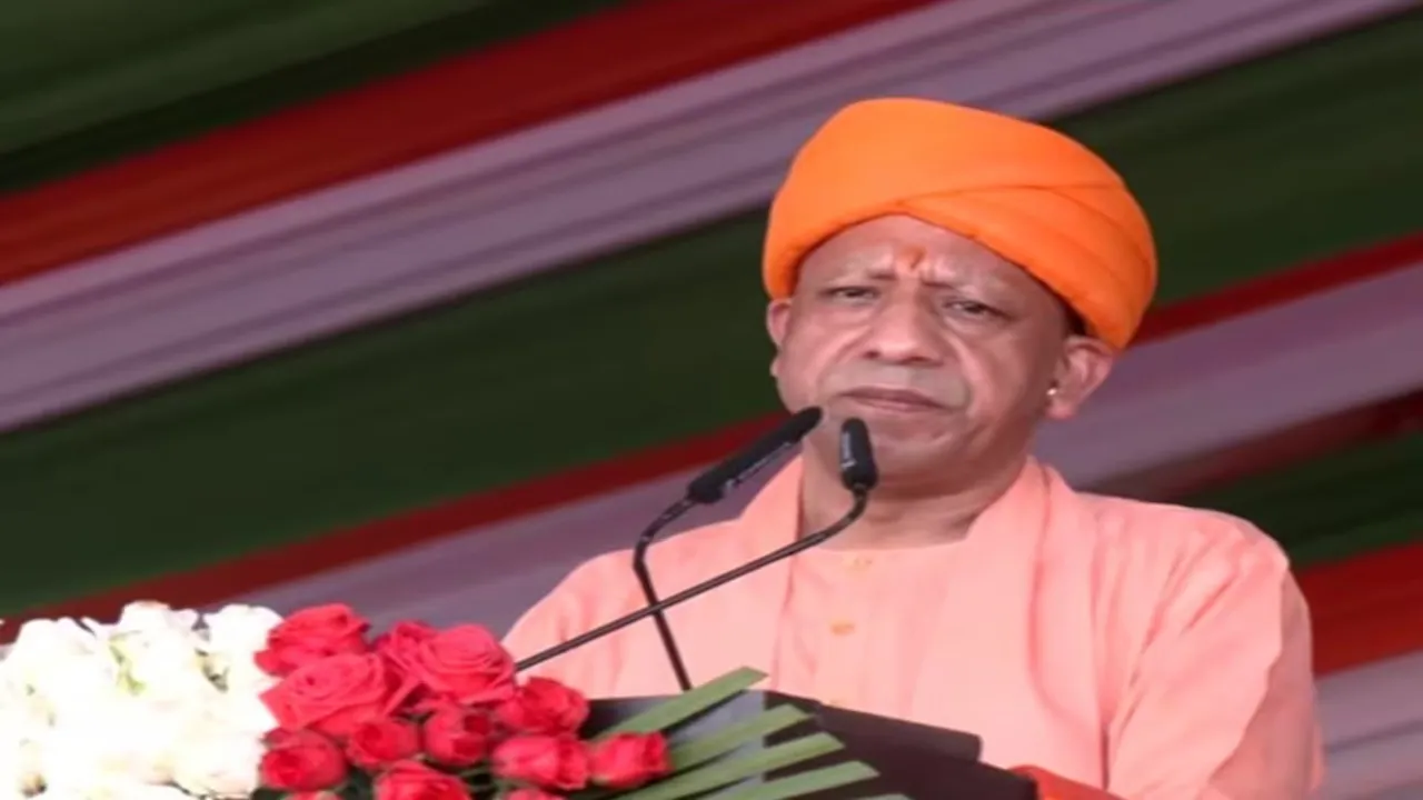 Independence Day: मुख्यमंत्री योगी ने विधानसभा में फहराया तिरंगा, कहा- स्वीधनता त्याग और बलिदान मांगती है