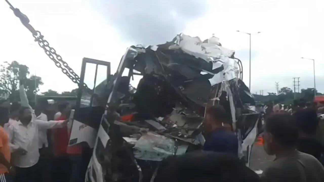 पश्चिम बंगाल में भीषण हादसा : बर्धमान में ट्रैक्टर से टकराई बस, 10 श्रद्धालुओं की मौत, 35 घायल