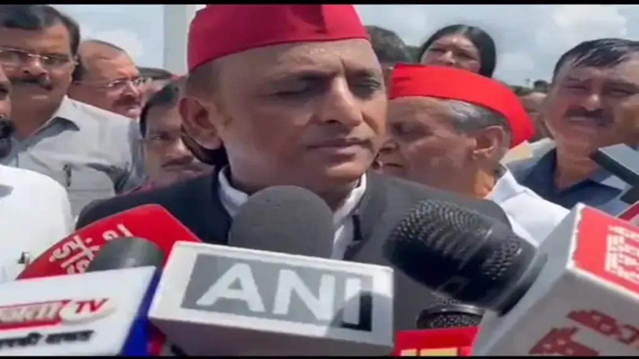 15 अगस्त को झूठ नहीं बोलते... अखिलेश यादव ने भाजपा पर कसा तंज, कहा- केवल वाणी से ही नहीं, मन से भी स्वदेशी होना चाहिए