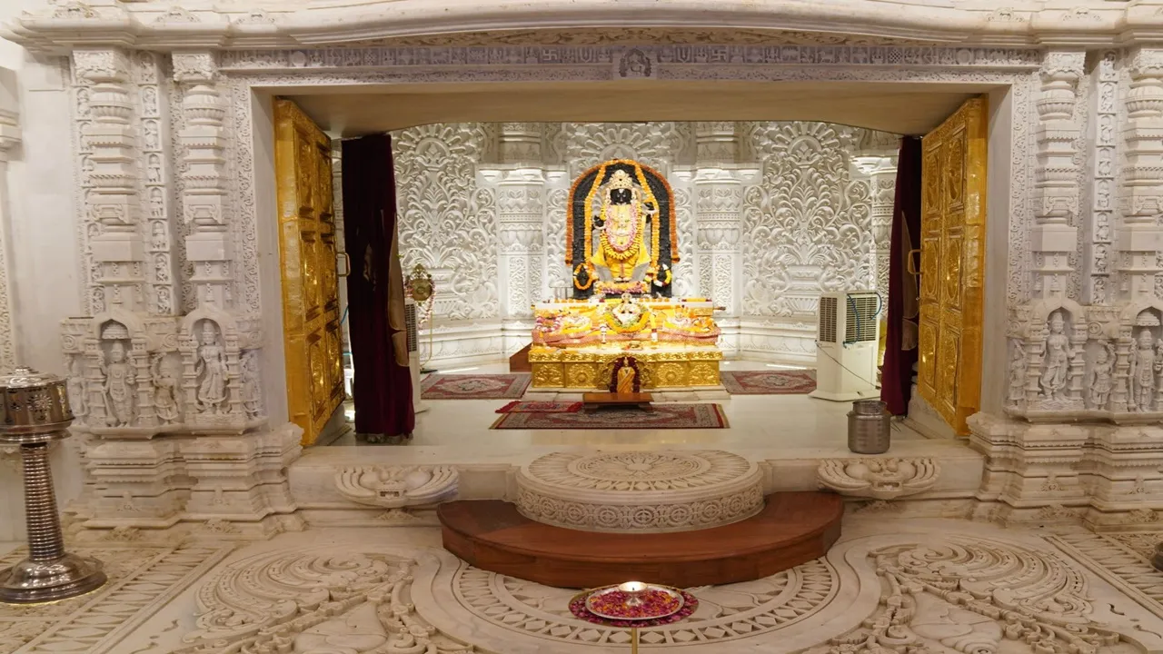 अयोध्या: स्वतंत्रता दिवस पर राम मंदिर समेत कई पौराणिक मंदिरों में फहराया गया तिरंगा