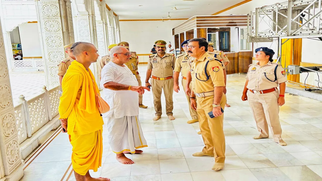 कानपुर: डीसीपी पश्चिम ने परखी मंदिरों में जन्माष्टमी पर सुरक्षा तैयारियां, इस्कॉन मंदिर में की समीक्षा बैठक