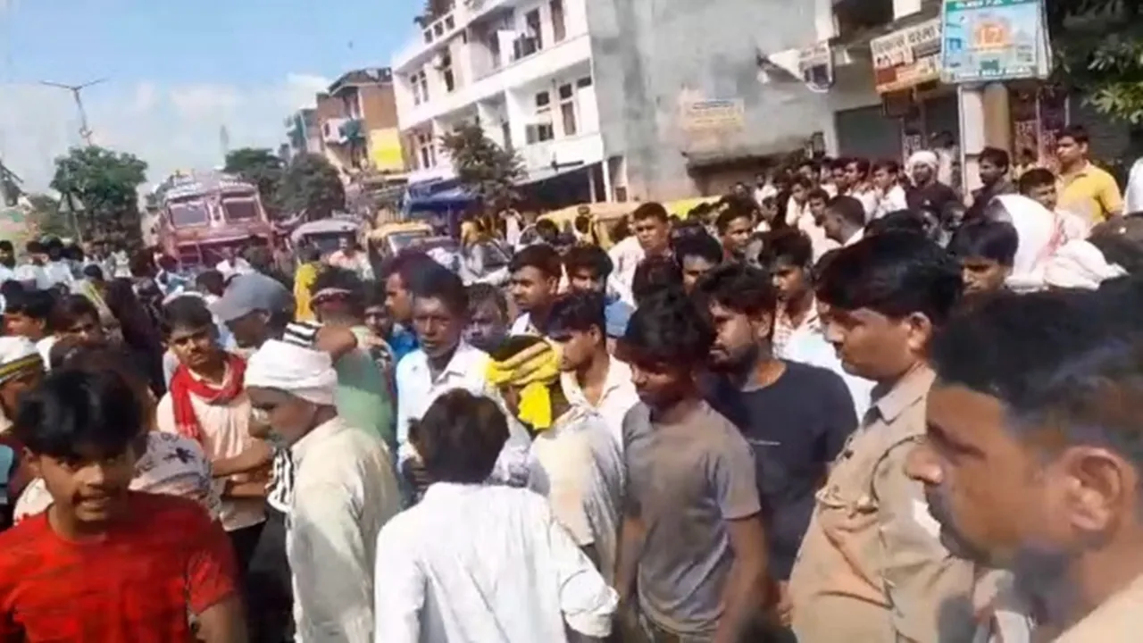 Kannauj News: कन्नौज में करंट लगने से लाइनमैन की मौत, परिजनों ने किया प्रदर्शन, पुलिस से हुई झड़प