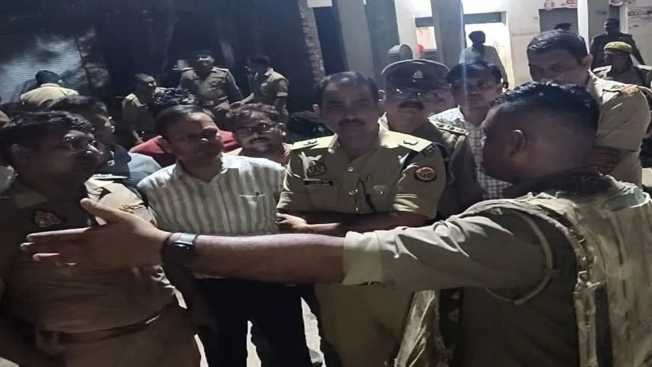 Etah News: एटा में भीड़ ने चोर समझकर दो युवकों को पीटा, थाने पर भी किया पथराव, पुलिस ने दागे आंसू गैस के गोले