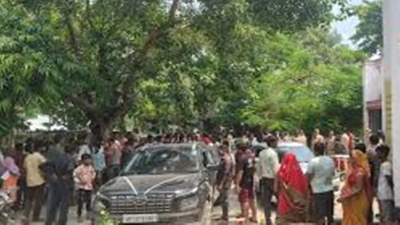 सीतापुर में सेप्टिक टैंक में गिरा बच्चा, बचाने उतरे तीन लोगों की मौत! बच गया बच्चा  