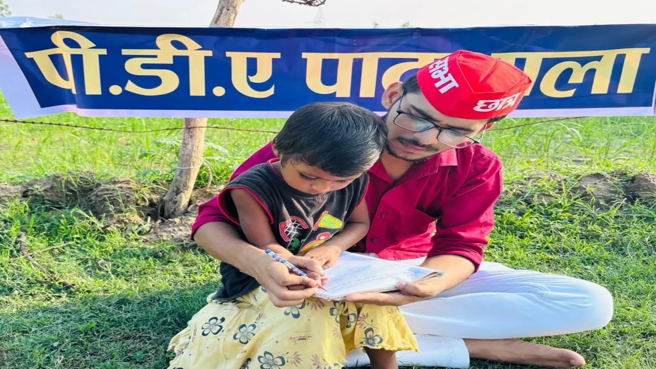 सीतापुर: अ से अखिलेश बना आफत, बच्चों को पढ़ाया सियासत, अब खुद फंसे सपा नेता