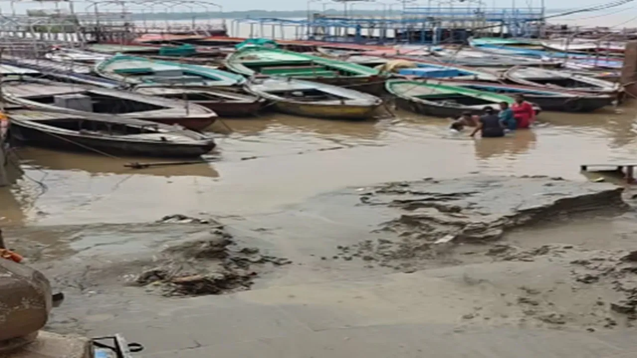 वाराणसी: गंगा का घटा जलस्तर, काशी के घाटों पर लगा मिट्टी का ढेर, जानिए क्या बोले पर्यटक