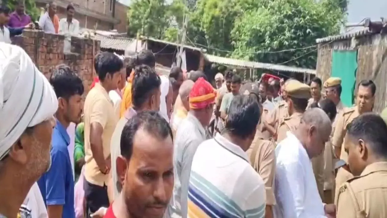 चंदौली में सनसनीखेज हत्या: विवाद के बाद हिस्ट्रीशीटर पति ने पत्नी को फावड़े से काटा, ग्रामीणों में दहशत