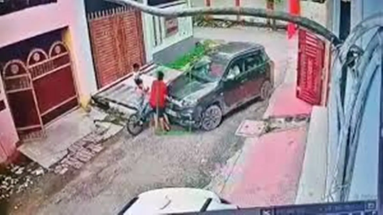 Video: घर के बाहर खेल रहा था मासूम बच्चा, पड़ोसी ने कार से रौंदा, CCTV में कैद हुआ रूह कंपा देने वाला मंजर