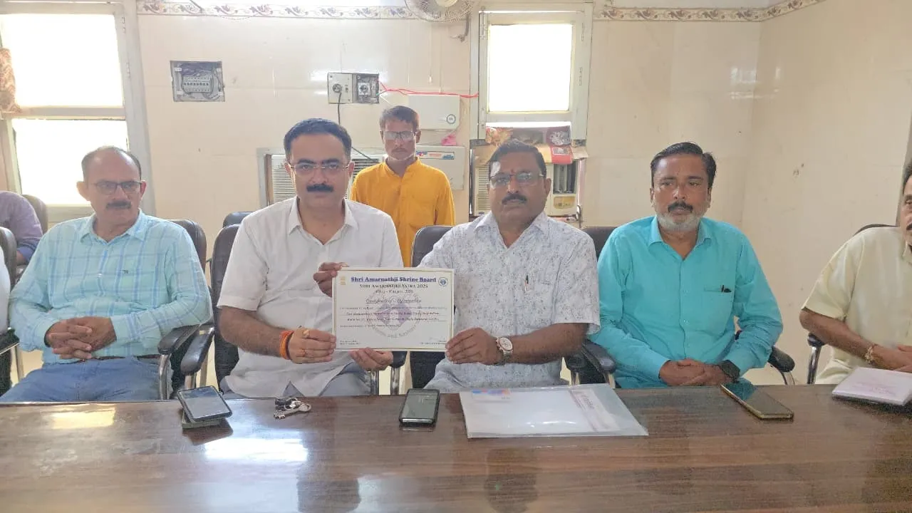 बाराबंकी: श्री बर्फानीश्वर महादेव सेवा समिति को उपराज्यपाल ने किया सम्मानित