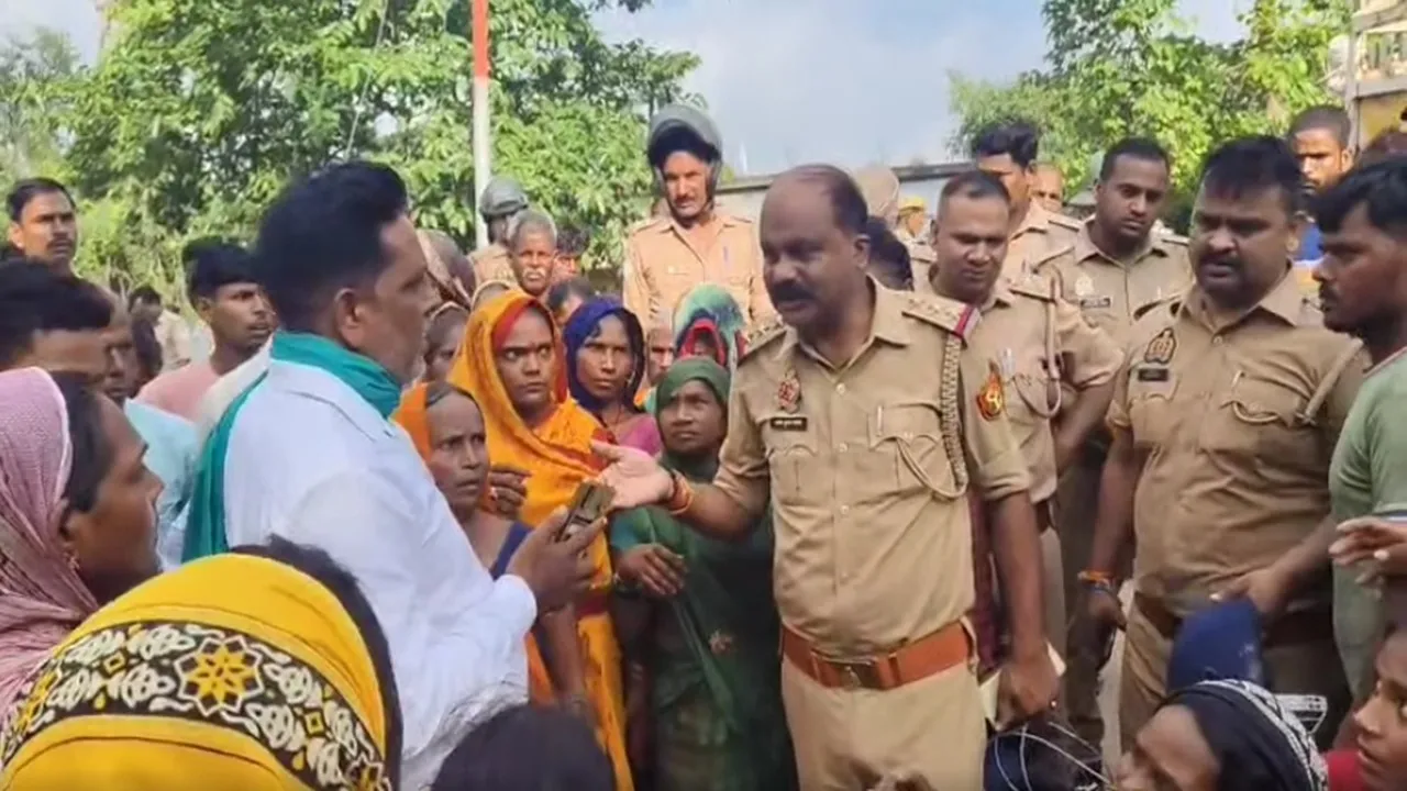 बाराबंकी: पिटाई से घायल दलित युवक की मौत, शव रखकर घंटों प्रदर्शन, पुलिस से हुई झड़प, कार्रवाई के दिलासे पर माने ग्रामीण