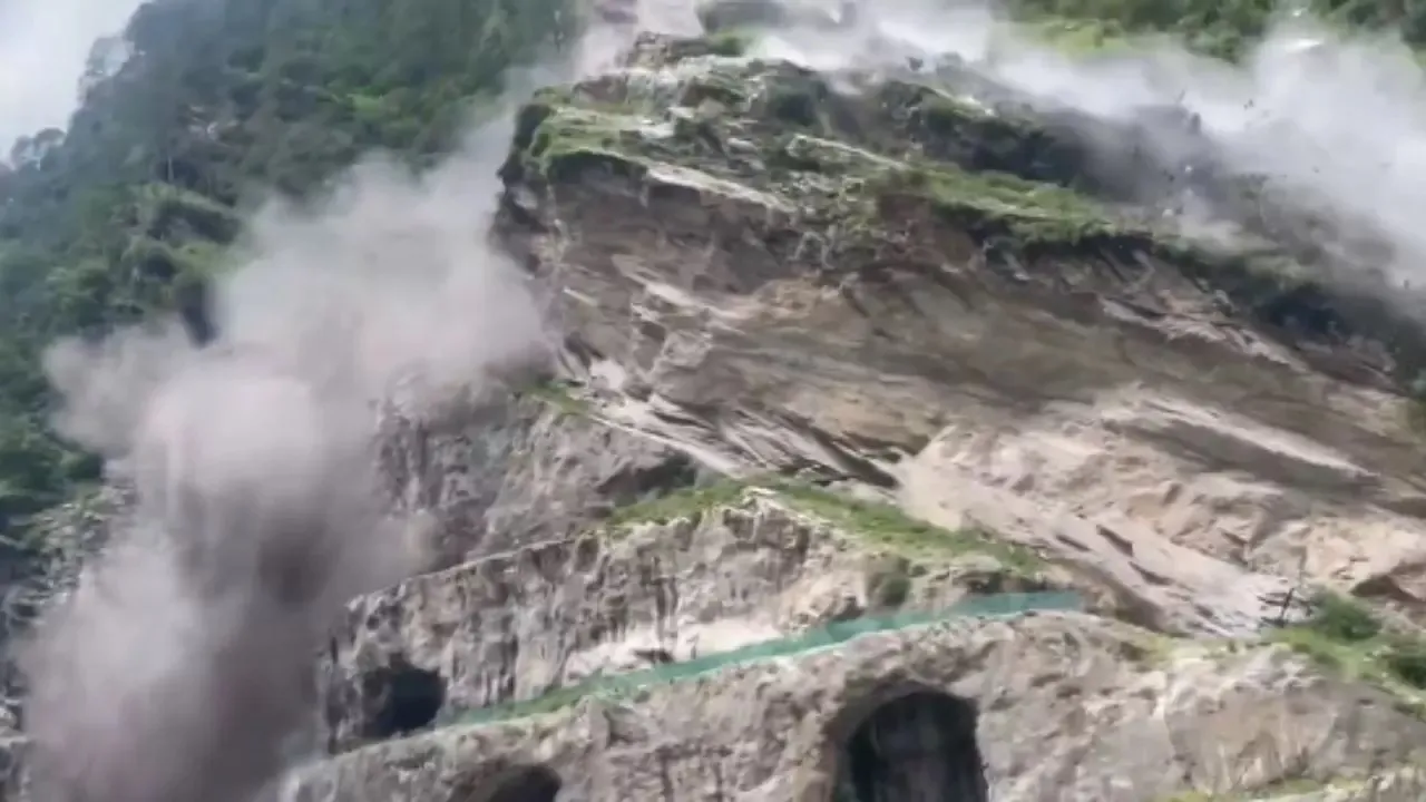 उत्तराखंड: चमोली में जल विद्युत परियोजना स्थल पर  भारी भूस्खलन, 12 मजदूर घायल 