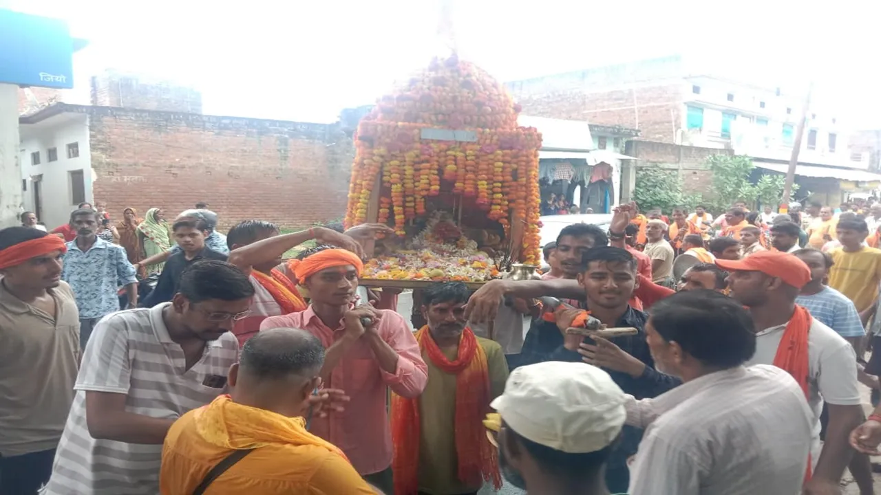 बाराबंकी: गाजे-बाजे के साथ निकली कृष्ण डोल शोभायात्रा, भक्ति में डूबे श्रद्धालु