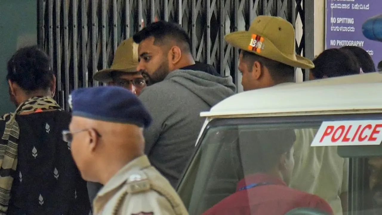 Prajwal Revanna: पूर्व प्रधानमंत्री के पोते प्रज्वल रेवन्ना को बलात्कार के मामले में उम्रकैद की सजा, पांच लाख का जुर्माना